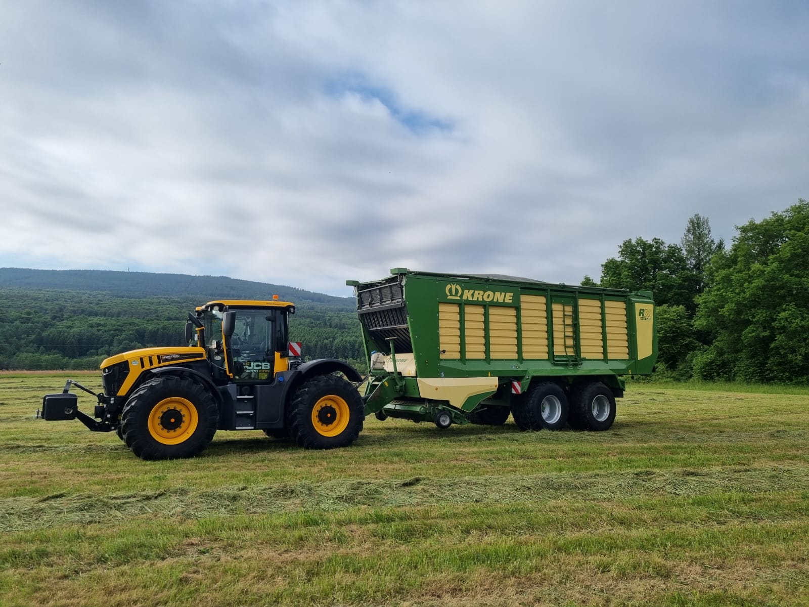 JCB Fastrac mit Ladewagen vor Hunsrück-Panorama